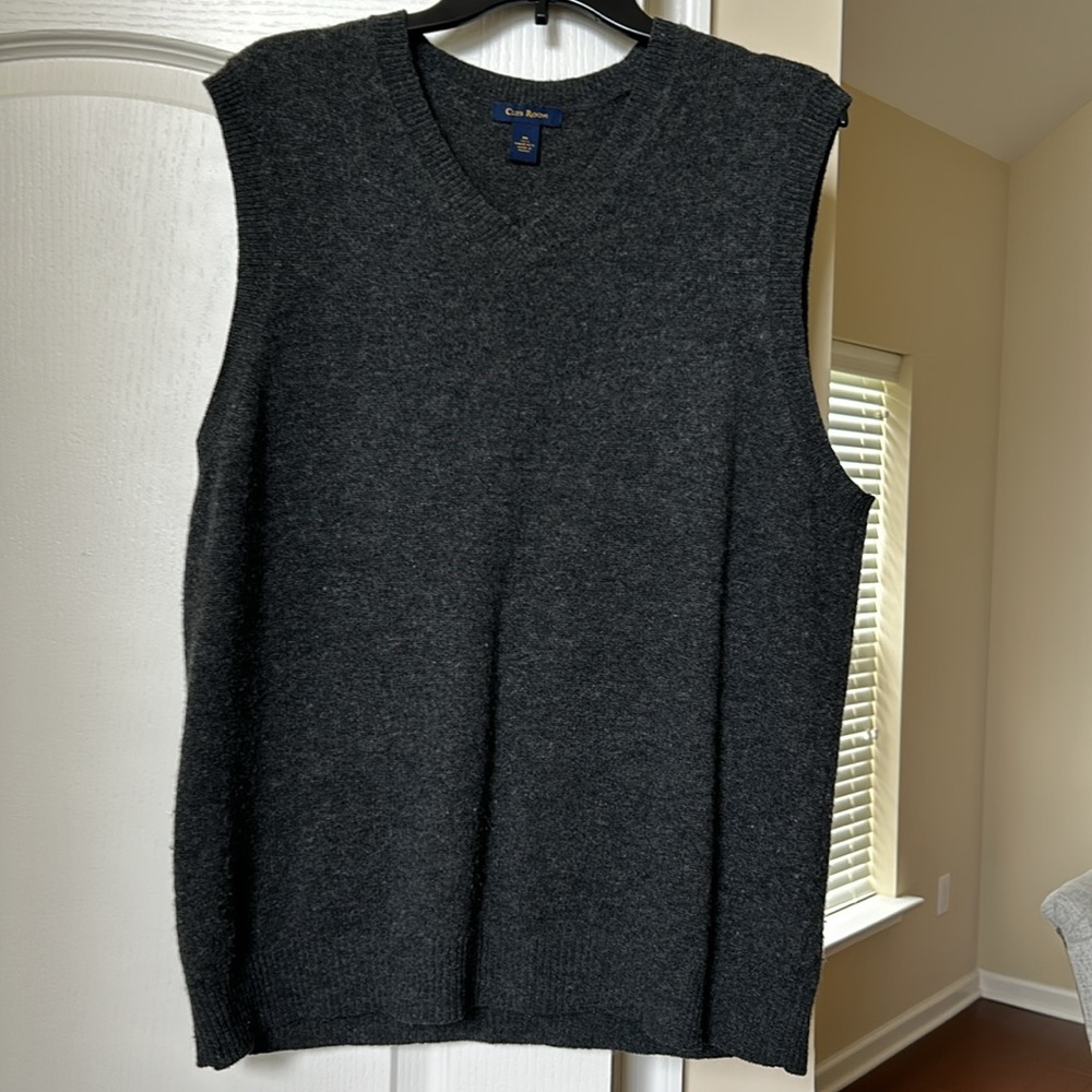 Men’s Club Room, Dark Gray 100% Lambs Wool Sweater Vest. Size M